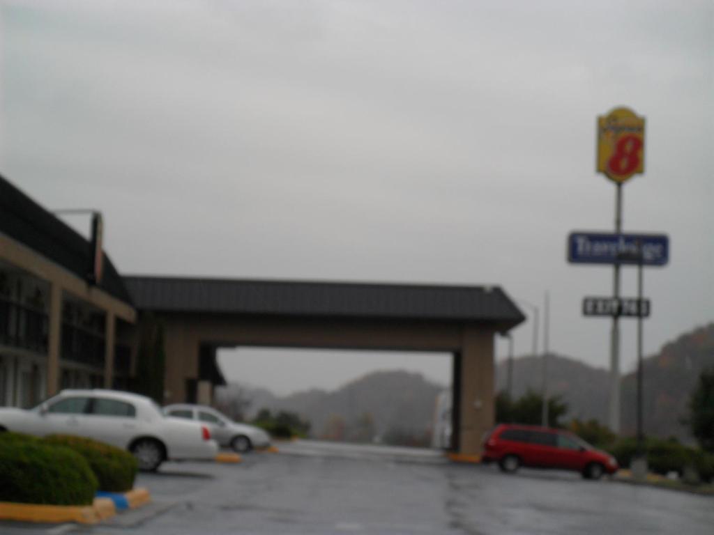 Super 8 Bristol Hotel Bagian luar foto